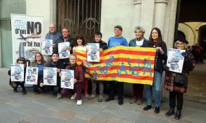 Els integrants de la plataforma Aigua és Vida i de la resta d'entitats que donen suport al contenciós, davant l'Ajuntament de Girona. Foto: Xavier Pi/ACN