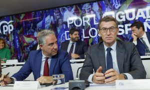 El líder del PP, Alberto Núñez Feijóo junto al coordinador Elías Bendodo, durante la Junta Directiva Nacional de la formación, este lunes en Madrid. EFE/ Mariscal