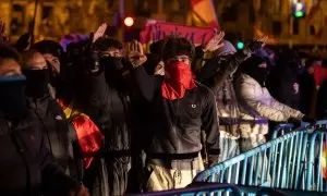 Varios manifestantes cantan el Cara al Sol y realizan el saludo fascista en una protesta en la calle Ferraz, a 9/11/2023. - Alejandro Martínez Vélez / Europa Press.