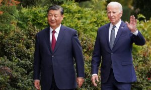 El presidente estadounidense Joe Biden camina con el presidente chino Xi Jinping en la finca Filoli, este miércoles en Woodside. REUTERS/Kevin Lamarque