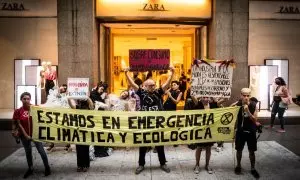 Miembros del movimiento ambiental global Extinción Rebelión participan en una protesta frente a la tienda de ropa Zara contra la industria de la moda rápida, la segunda industria más contaminante del mundo, a 22 de diciembre de 2021 en Buenos Aires. Alejo