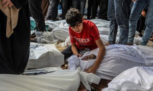 Un niño palestino llora entre los cadáveres de los miembros de la familia, que murieron en un ataque aéreo israelí en la ciudad de Rafah, al sur de Gaza, a 7 de noviembre de 2023. - Abed Rahim Khatib / DPA / EUROPA PRESS