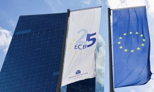 La bandera de la UE y una banderola con el logo del 25 aniversario del BCE delante de la sede de la entidad, en Fráncfort. REUTERS/Wolfgang Rattay