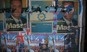 Carteles de Sergio Massa, candidato a la presidencia de Argentina por Unión por la Patria, de tendencia peronista, derrotado por el ultraderechista Javier Milei. REUTERS/Agustin Marcarian