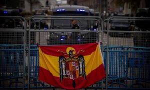 Una bandera franquista colgada en una valla durante una manifestación contra la investidura de Pedro Sánchez, el pasado 15 de noviembre en Madrid. Juan Barbosa / EUROPA PRESS