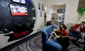 La familia de un joven palestino preso sigue por televisión el anuncio del acuerdo entre Israel y Hamás este 22 de noviembre de 2023.