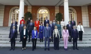 Tradicional foto de familia con el presidente del Gobierno, Pedro Sánchez, junto a sus 22 ministros y ministras en la escalera del palacio de Moncloa antes del primer Consejo de Ministros este 22 de noviembre de 2023.