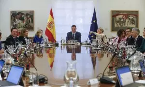 El presidente del Gobierno, Pedro Sánchez (c), preside el primer Consejo de Ministros del nuevo Gobierno este miércoles al Palacio de La Moncloa