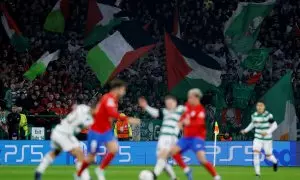 22/11/2023 - Los fanáticos del Celtic ondean banderas en apoyo a Palestina en medio del partido de la Champions League contra el Atlético de Madrid el pasado 25 de octubre.