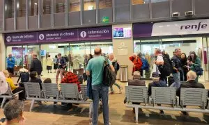 Viajeros esperando a ser atendidos en atención al cliente de Renfe en la Estación de Santa Justa, a 23 de octubre de 2023, en Sevilla