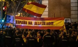 Decenas de personas durante una manifestación contra la amnistía frente a la sede del PSOE en Ferraz, a 20 de noviembre de 2023.