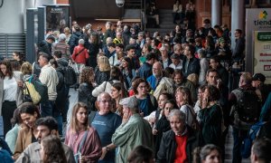 Decenas de personas esperan en un hall en la estación de tren Almudena Grandes-Atocha (Madrid) el pasado 19 de octubre de 2023.