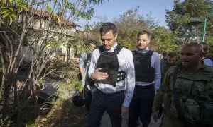 El presidente del Gobierno, Pedro Sánchez, junto a su homólogo belga, Alexander de Croo, durante su visita a uno de los kibutzs atacados por Hamás el 7 de octubre en el sur de Israel, este 23 de noviembre de 2023.