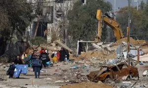 Palestinos llevan sus pertenencias mientras huyen de la ciudad de Gaza , durante una tregua temporal entre Israel y Hamás, este 24 de noviembre de 2023.