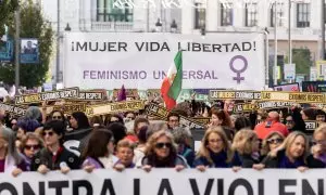 Decenas de personas durante una manifestación por el 25N, a 25 de noviembre de 2023, en Madrid