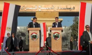 Imagen del primer ministro belga, Alexander De Croo, junto a Pedro Sánchez, en una conferencia de prensa en el cruce fronterizo de Rafah con la Franja de Gaza, en Egipto, el 24 de noviembre de 2023.
