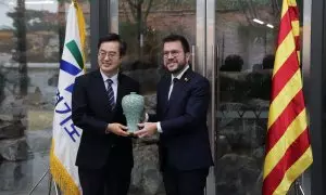 El governador de Gyeonggi-do, Kim Dong-yeon; entrega un gerro al president de la Generalitat, Pere Aragonès