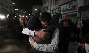 Un palestino abraza a un familiar tras ser liberado como parte del acuerdo entre Israel y Hamás, en la ciudad cisjordana de Ramallah, el 26 de noviembre de 2023.
