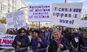 Varias personas sujetan carteles durante una manifestación contra las violencias machistas, a 25 de noviembre de 2023, en Santander.