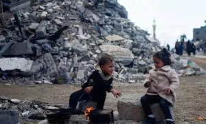 Dos niños frente a una fogata en Jan Yunis, al sur de Gaza, a 27 de noviembre de 2023.