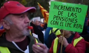 Decenas de personas durante una concentración de pensionistas, en Madrid, a 28 de octubre de 2023.