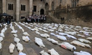 Entitats socials col·loquen 400 mortalles a la plaça del Rei de Barcelona simbolitzant els morts de la guerra entre Israel i Palestina