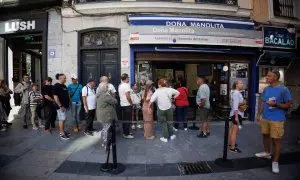 Varias personas hacen cola para comprar en la administración de loterías Doña Manolita, a 20 de septiembre de 2023, en Madrid.
