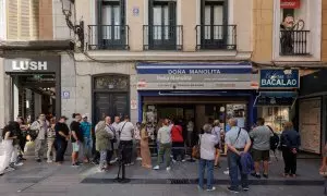 30/10/2023 - Varias personas hacen cola para comprar en la administración de loterías Doña Manolita, a 20 de septiembre de 2023, en Madrid (España).