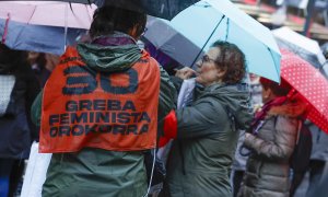 Miles de personas se han manifestado por las calles de Bilbao convocadas por el movimiento feminista y los sindicatos ELA, LAB, STEILAS, ESK, EHNE, ETXALDE, CGT e HIRU para reivindicar un nuevo modelo de cuidados en un sector "feminizado, precarizado y ra