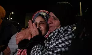 Una joven palestina presa en Israel es recibida en Ramala, Cisjordania, tras ser liberada por Israel tras los acuerdos entre el Gobierno hebreo y Hamás para el intercambio de prisioneros y rehenes durante la tregua.