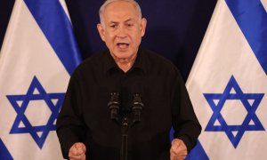 El primer ministro israelí, Benjamin Netanyahu, durante una conferencia de prensa en la base militar de Kirya, en Tel Aviv, a 28 de octubre de 2023.
