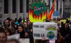 Activistas sostienen pancartas durante una protesta por las calles de Madrid contra la COP28, a 3 de diciembre de 2023.