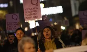 Varias personas muestran carteles, durante una marcha por el 25N en Vigo, a 25 de noviembre de 2023