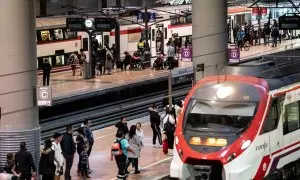 Varias personas en un andén en la estación de Puerta de Atocha-Almudena Grandes, a 26 de noviembre de 2023.