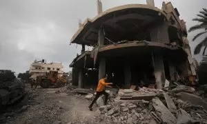 Escombros de una casa destruida tras los ataques aéreos israelíes contra Deir Al Balah, en el sur de la Franja de Gaza, el 5 de diciembre de 2023.