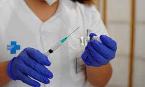 Una infermera preparant l’administració d’una vacuna