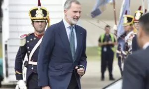 El rey Felipe VI, a su llegada al aeropuerto de Ezeiza, en Buenos Aires, a 9 de diciembre de 2023.