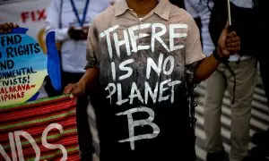 Activistas climáticos durante una protesta en Dubái durante el desarrollo de la Cumbre del Clima, a 9 de diciembre de 2023.