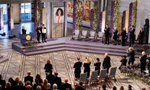 Los hijos de Narges Mohammadi, Ali y Kiana, recogen el Premio Nobel de la Paz 2023 en nombre de su madre, que está encarcelada en Irán, a 10/12/2023, en Oslo (Noruega)