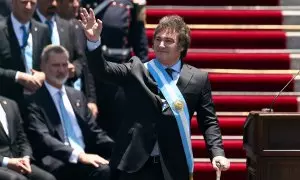 El presidente electo de Argentina, Javier Milei, saluda a los asistentes luego de jurar como próximo jefe de Estado del país suramericano