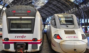 11/12/2023 - Pie: Una locomotora de ferrocarril convencional y otra de alta velocidad en un apartadero de Barcelona.