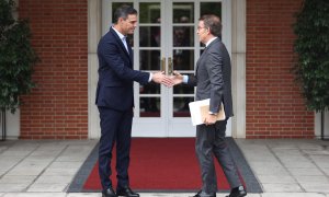 El jefe del Gobierno, Pedro Sánchez, y el presidente del Partido Popular, Alberto Núñez Feijóo, se saludan a su llegada a una reunión en La Moncloa, a 10 de octubre de 2022.