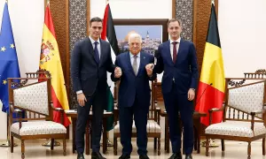 El presidente palestino, Mahmud Abás, junto a Pedro Sánchez y el primer ministro belga, Alexander De Croo en su viaje a Ramallah.
