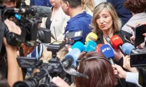 La alcaldesa de Pamplona, Cristina Ibarrola, atiende a los medios en la plaza Consistorial, a 2 de julio de 2023.