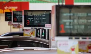 Pantallas con el precio del diesel y la gasolina en una estación de servicio, a 1 de septiembre de 2023, en Madrid