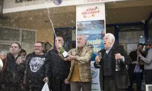 Agraciados con el primer premio del Sorteo Extraordinario de la Lotería del Niño, a 6 de enero de 2023, en L’Escala, Catalunya.