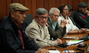El líder del Ejercito de Liberación Nacional, Pablo Beltran, y otros miembros de la guerrilla durante la quinta ronda de negociación con el Gobierno de Colombia en Ciudad de México este 4 de diciembre de 2023.