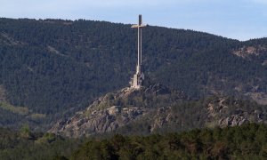 La cruz del Valle de Cuelgamuros desde el embalse de La Jarosa, a 21 de abril de 2023.