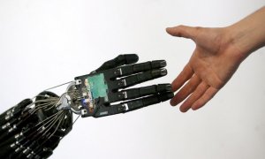 18/12/23 - Una mano robótica estrecha la mano a una persona