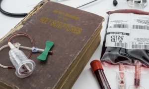 Imagen conceptual. Una biblia y una bolsa con sangre. Los testigos de Jehová se oponen a las transfusiones.